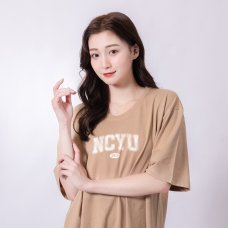 【嘉大合作社獨賣】NCYU經典款慕夏純棉短T_菸草卡其